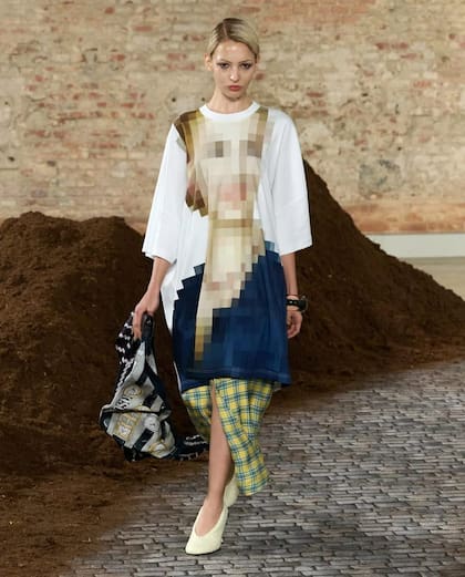 La modelo argentina Rosa Trosman en Milan Fashion Week. La hija de la diseñadora Jessica Trosman fue la encargada de desfilar el look inspirado en Eva Perón