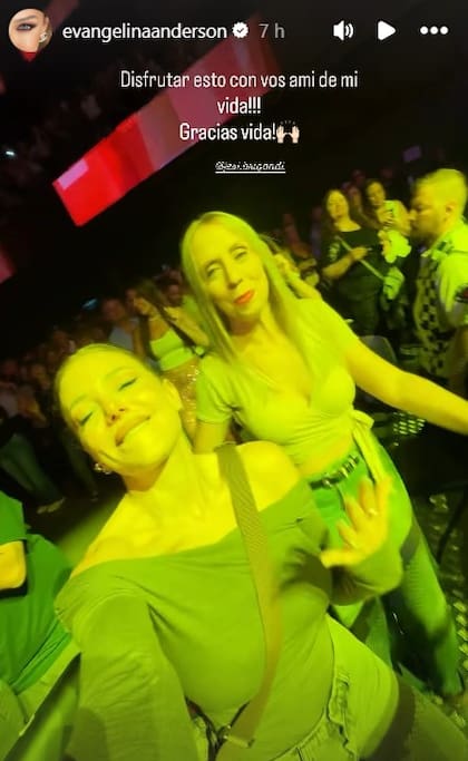 La modelo asistió en compañía de una amiga al recital de Montaner