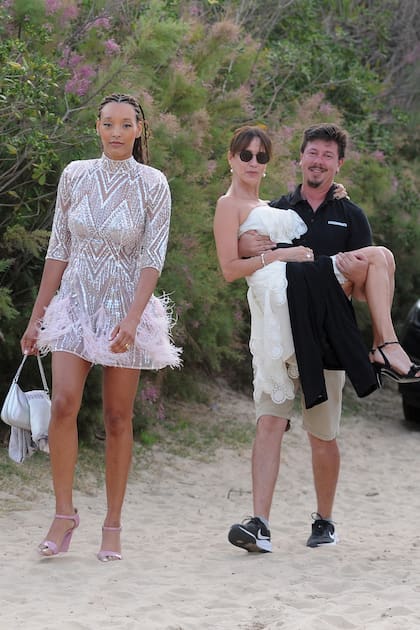 La modelo
brasileña Gaby Silva y Jacinta Díaz Castelli, a upa del valet parking