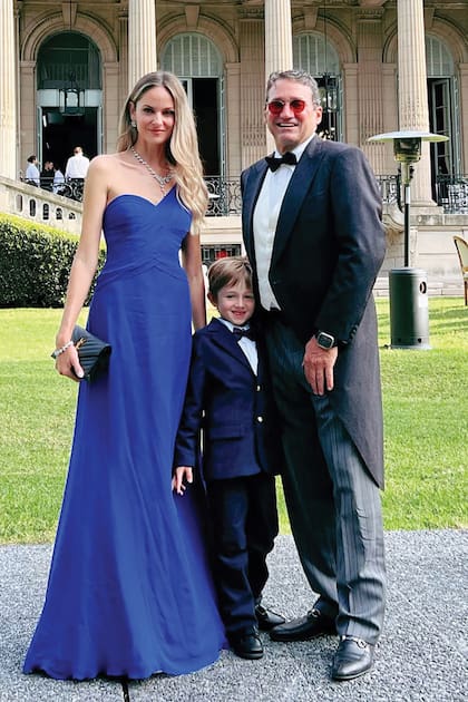 La modelo brasileña Mauara Mariussi (que eligió un impactante vestido de Halston) junto a Mike Reynal y Alexis, el hijo de ambos.
