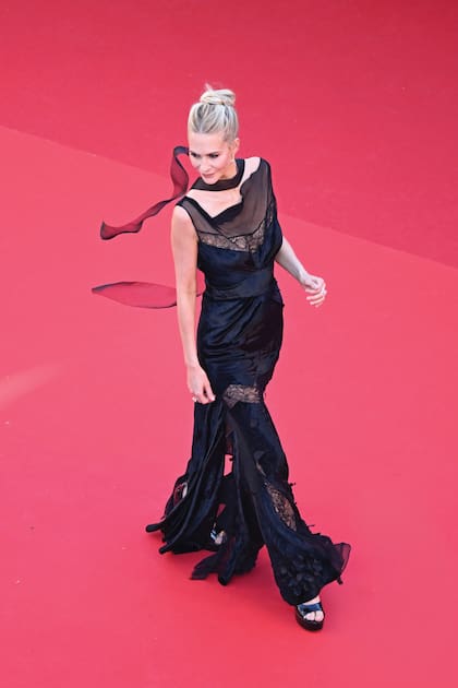 La modelo británica Poppy Delevingne recurrió a la “moda de archivo” con un vestido lencero de puntillas y plumas en el zócalo de la colección otoño/invierno 2007-2008 de John Galliano para Dior