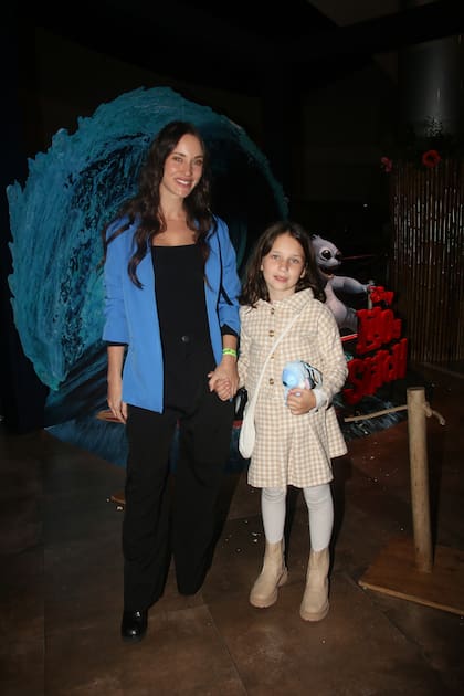 La modelo Camila Cavallo se destacó con un blazer azul y posó orgullosa junto a su hija Alma, fruto de su relación con el actor Mariano Martínez