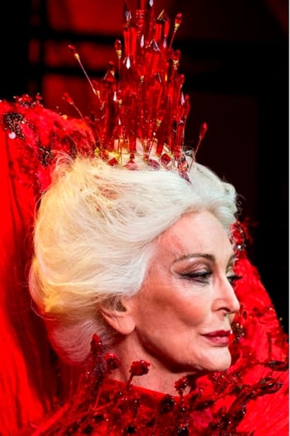 La modelo Carmen Dell’Orefice en el desfile de alta costura de la diseñadora china Guo Pei