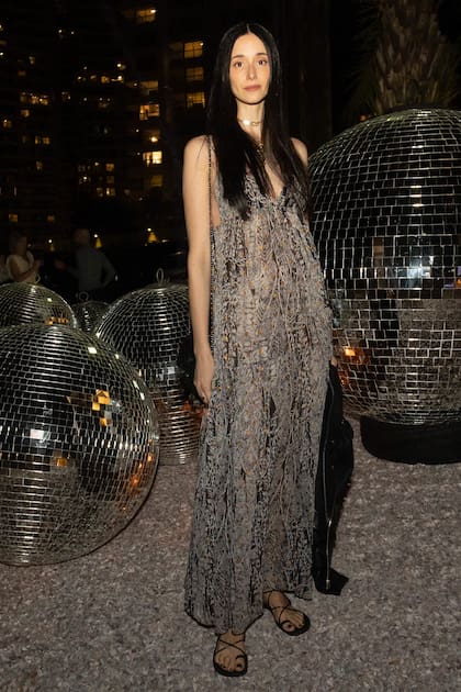 La modelo Ceci Méndez se sumó a la tendencia de los "vestidos desnudos" con un modelo brillante, largo hasta el piso y sandalias de tiras tipo romanas.