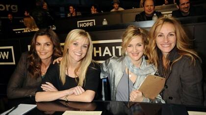 La modelo Cindy Crawford junto a las actrices Reese Witherspoon, Drew Barrymore y Julia Roberts.