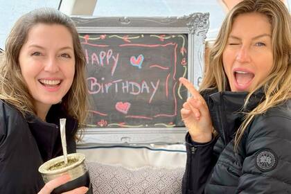 La modelo compartió con sus 20 millones de seguidores fotos junto a su hermana Patricia mientras tomaban unos mates.