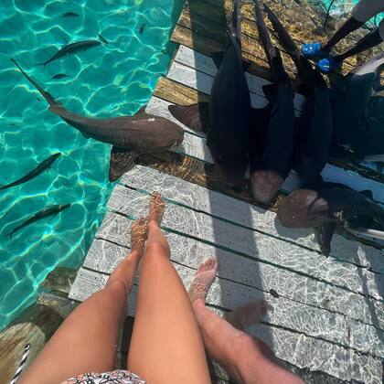 La modelo compartió con sus seguidores unas románticas imágenes en la playa.