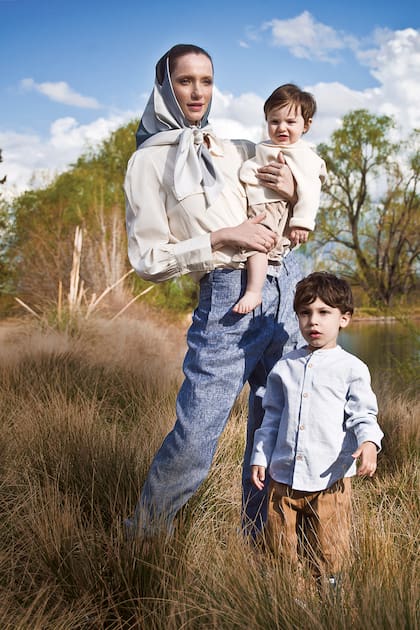 La modelo con Benoit (4) y Amber (2), en una producción realizada para ¡Hola Argentina!