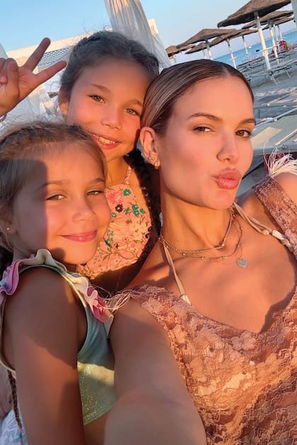 La modelo con las felices “mini-tías”
del bebé en camino, Francesca y Valentina.