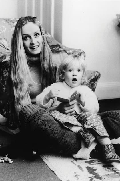 La modelo con su única hija, Carly, en 1983. Tienen un gran vínculo y planean trabajar
juntas como diseñadoras de su propia línea de ropa