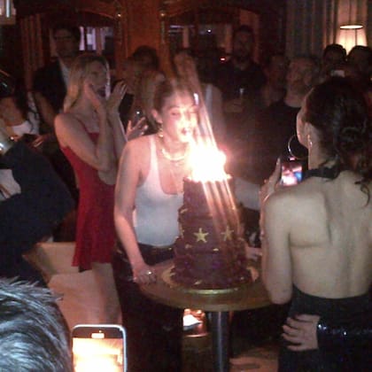 La modelo cumplió 30 años y lo celebró con una gran torta de chocolate de tres pisos