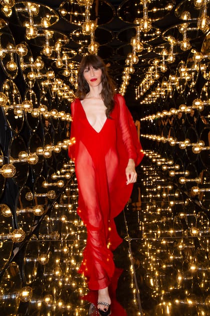 La modelo Dafne Cejas se animó a un sensual vestido con transparencias y gran escote de Marcelo Giacobbe.