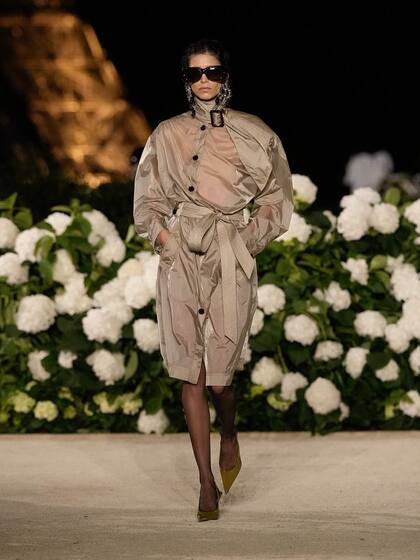 La modelo de Lo Management en la pasarela de Saint Laurent