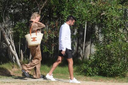 La modelo de LO Management lleva un look estampado de pantalón y camisa XL, con bikini de su cápsula con Odisea, zapatos Prada y cartera de fibras naturales Celine.