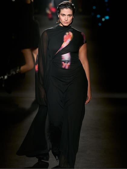 La modelo de Lo Management, Sofia Klimkowski, brilló en la presentación de "Clairobscur" de Balenciaga. Fue una puesta en escena cinematográfica, en colaboración con Sam Levinson y la participación de Rosalía