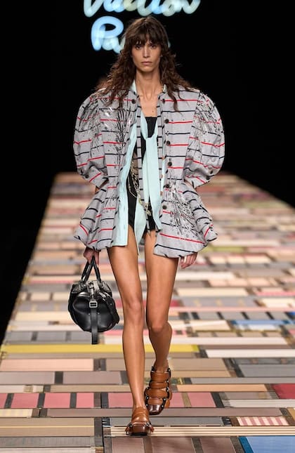 La modelo de Lo Management también desfiló para Louis Vuitton