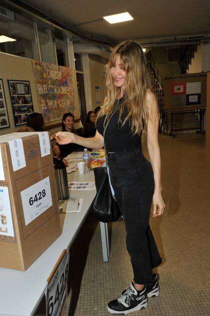 La modelo depositó su voto en la urna con un look negro y cómodo