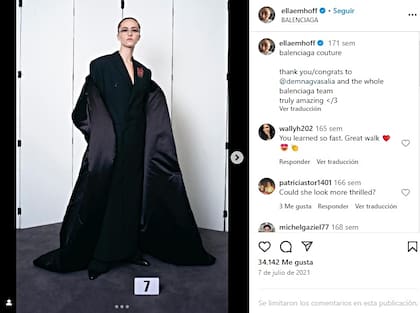 La modelo desfiló para Balenciaga, por primera vez, en julio de 2021