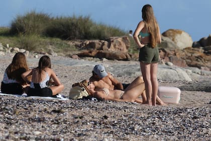 La modelo disfrut del sol mientras sus hijas conversaban con una amiguita