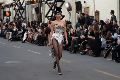 La modelo e influencer Kendall Jenner utilizó uno de los trajes que usó Nicole Kidman en la película Moulin Rouge
