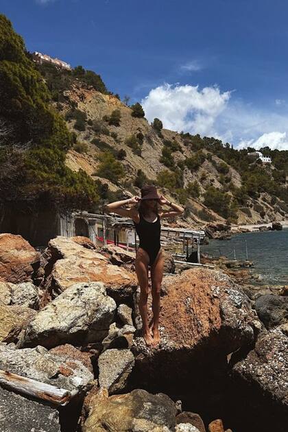 La modelo eligió un traje de bañado calado muy sensual, y rizó su día de playa con un gorro para protegerse del sol.