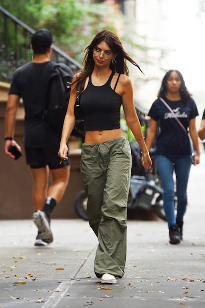 La modelo Emily Ratajkowski viste un crop top negro, pantalones cargo verdes y gafas transparentes mientras regresa a su departamento en Manhattan 