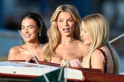 La modelo estadounidense Brooks Nader (centro) y la cantante y compositora británica Ellie Goulding (der.)