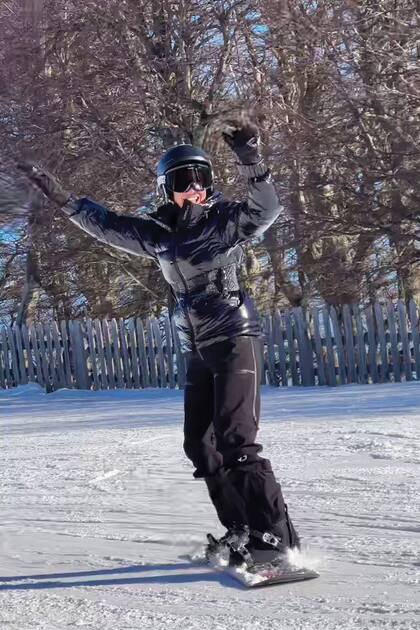 La modelo estuvo en el Cerro Bayo practicando snowboard, una de sus pasiones.