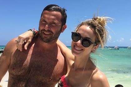 La modelo feliz posando con su hermano