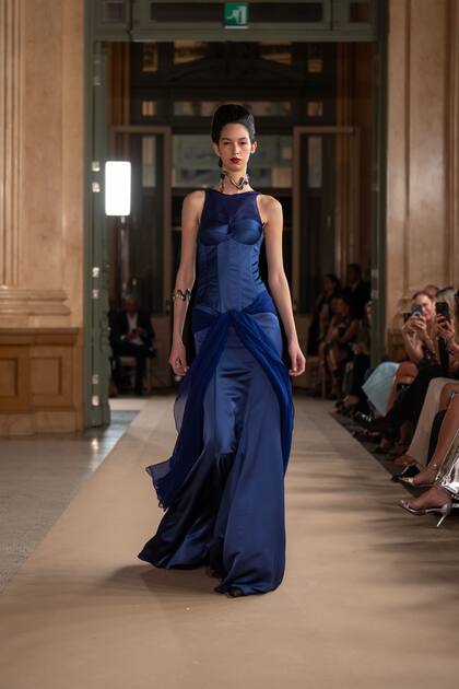 La modelo Flor Mayer. Zitta apostó por "una colección Haute Couture con géneros nobles trabajada al mínimo detalle"