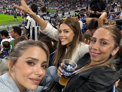 La modelo fue al partido con sus hijas y sus amigas (Foto: Instagram @evangelinaanderson)