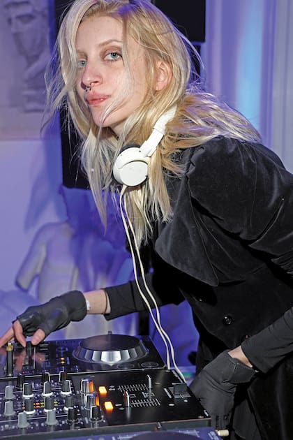 La modelo Imán Kaumann, ahijada de Naná, ofició de DJ