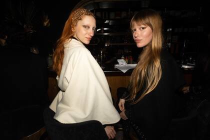 La modelo Imán Kaumann y una amiga.