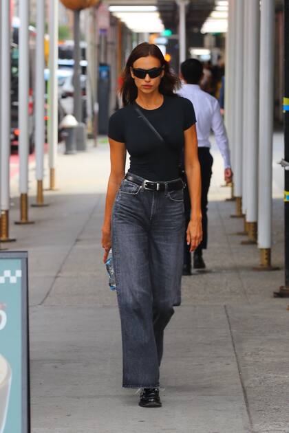 La modelo Irina Shayk luce jeans negros combinados con una remera negra y unos mocasines mientras hace compras en Nueva York