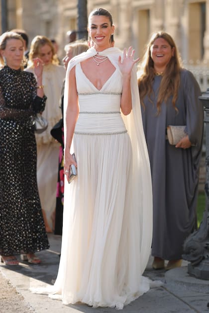 La modelo italiana Bianca Brandolini d’Adda rescató un romántico diseño de 2018 de Giambattista Valli con tres filas de pedrería sobre un delicado plisado y le sumó una capa.