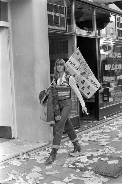 La modelo Karin Pistarini también salió a la calle para festejar el título del juvenil en 1979