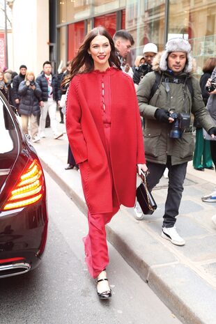 La modelo Karlie Kloss optó por un tapado y vestido largo, en color block.