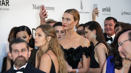 La modelo Karlie Kloss y su selfie para promover un evento solidario para combatir el sida