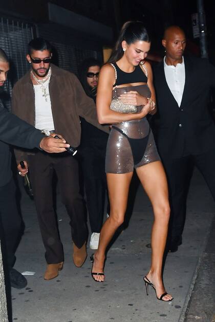 La modelo Kendall Jenner deja poco a la imaginación mientras se dirige a una residencia privada con su novio Bad Bunny, tras la Met Gala, en Nueva York