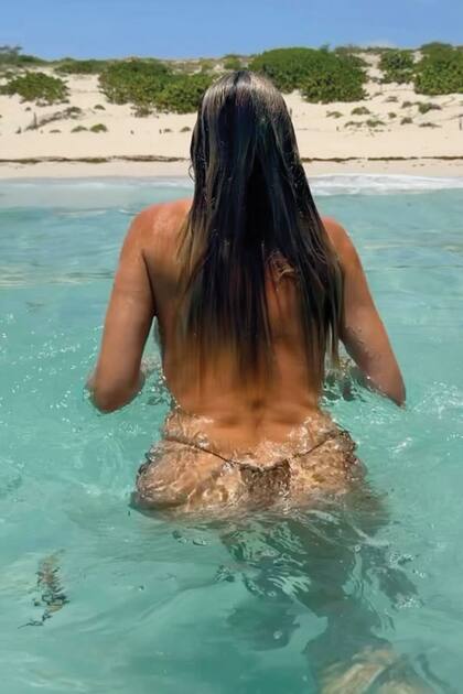 La modelo lució una microbikini en las aguas del Caribe.