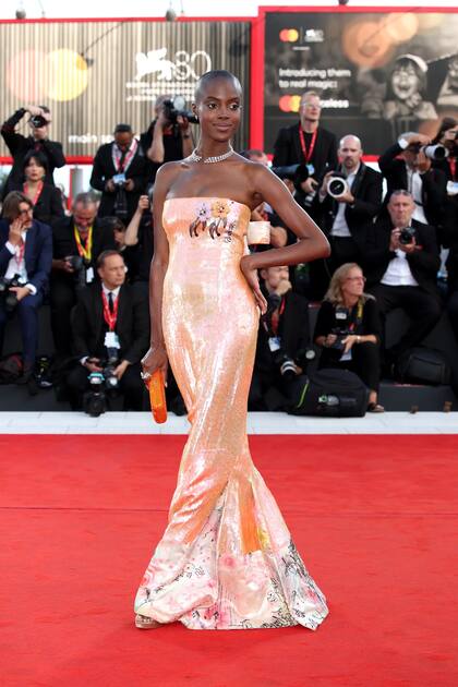 La modelo Madisin Rian, con un traje de lentejuelas y motivos florales de Armani.