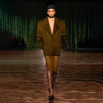 La modelo Magalí Ofman, de Look1, en el desfile de Saint Laurent