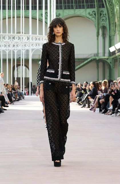 La modelo Mica Argañaraz en la pasarela del desfile 24/25 de Chanel
