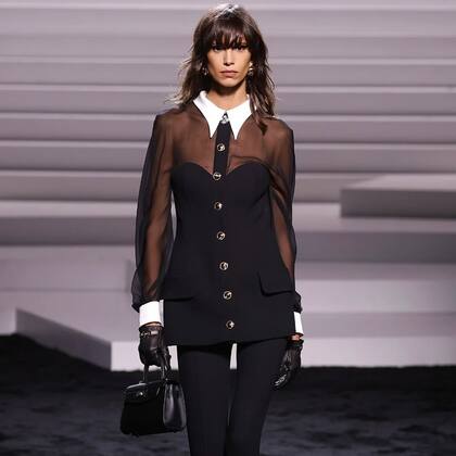 La modelo Mica Argañaraz se lució sobre la pasarela de Versace. Así presentó la colección ready-to-wear 24 de Donatella Versace