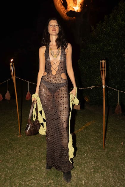 La modelo Mila Ganame eligió un vestido de hilos de lurex, con lentejuelas y brillos, con un escote para el infarto y cut-outs laterales.