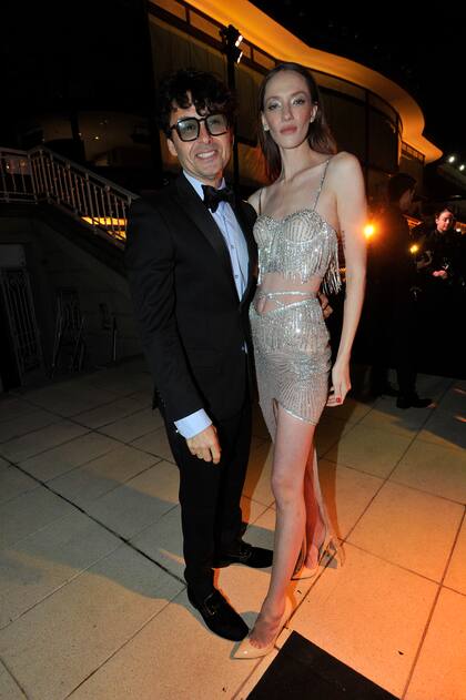 La modelo Milagros Schmoll, con un diseño de Marcelo Giaccobe, junto a Wally Diamante.