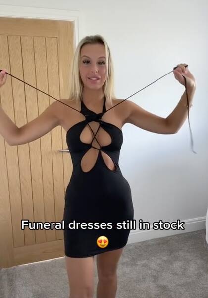 La modelo mostró su vestido para un funeral
