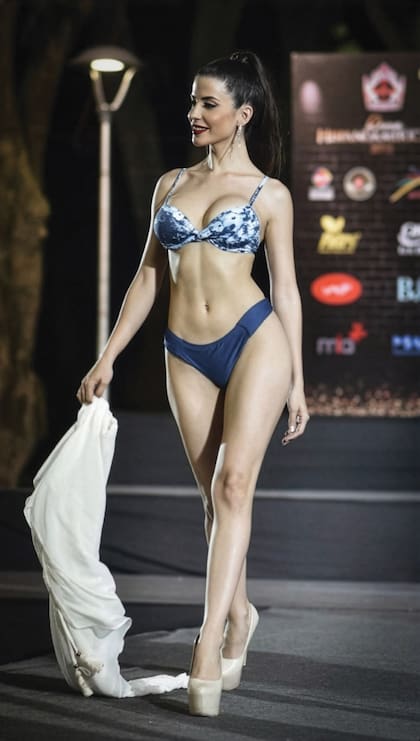 La modelo participó en su primer
concurso de belleza a los 18 años en su tierra
natal, Concordia, Entre Ríos, y allí se coronó
Reina de los Carpinteros. Hoy lleva sumados más
de treinta títulos