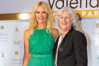 La modelo posa junto a una invitada muy especial para ella: su mamá, Mónica Ferreira.