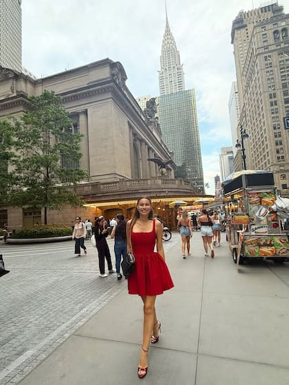 La modelo recorrió la ciudad vestida con un vestido rojo y zapatos altos (Foto: Instagram @pampitaoficial)